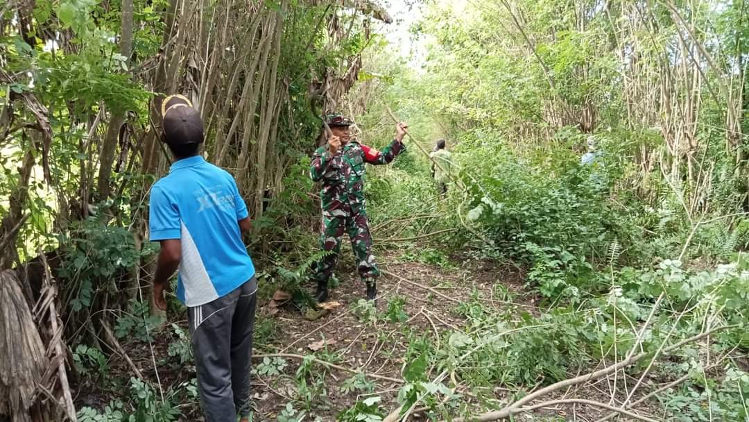 Bersama dengan Masyarakat, Babinsa 1502-06/Bula Membersihkan Jalan Tani