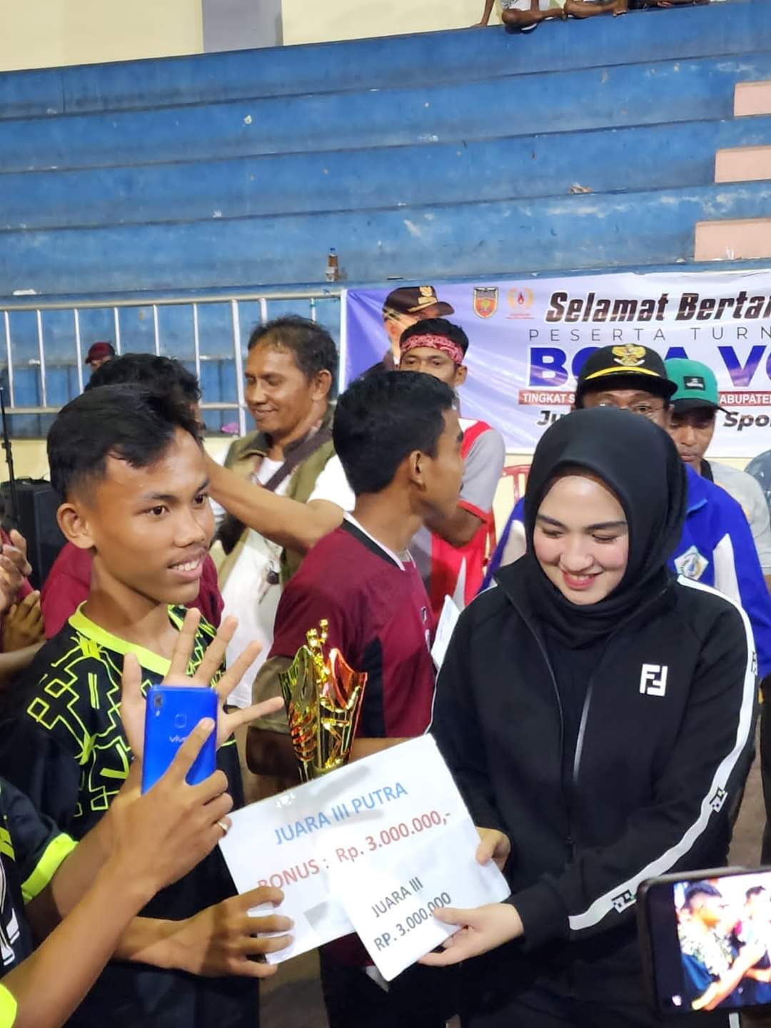 Ketua PBVSI Maluku Tengah Menutup Turnamen Bola Volly Antar SMA/SMK Sederajat Se Kabupaten Malteng