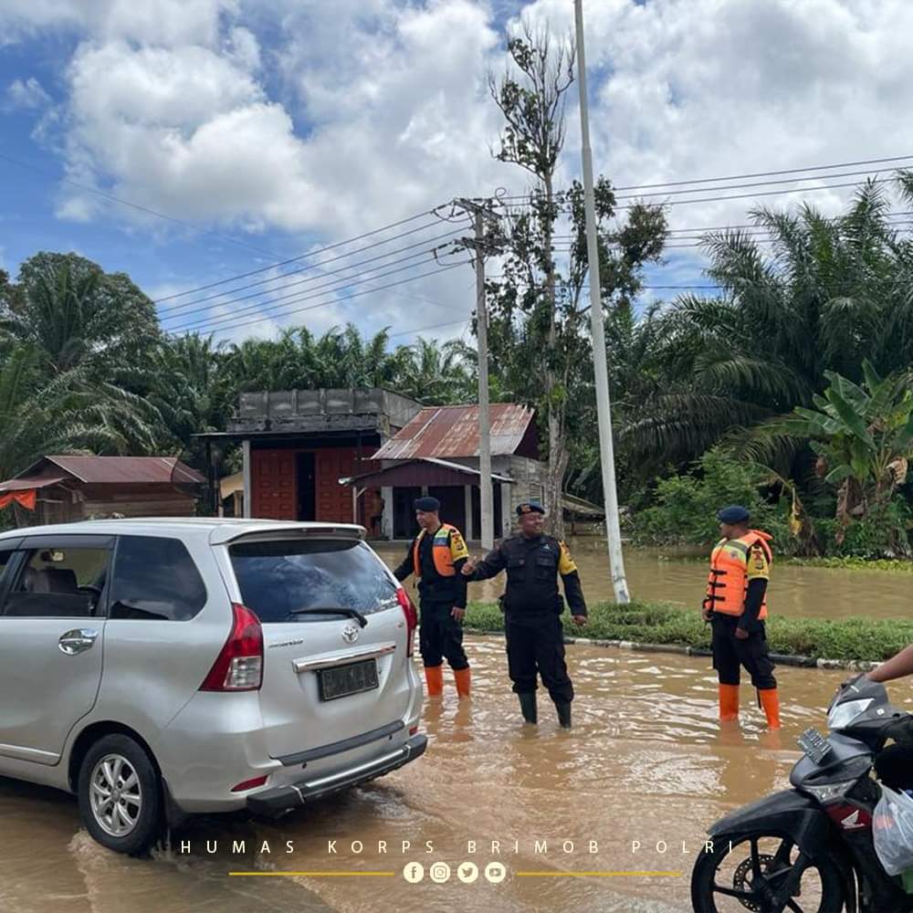 Quick Respon Brimob Dalam Penanganan Bencana Banjir dan Sebagai Wujud Brimob Hadir