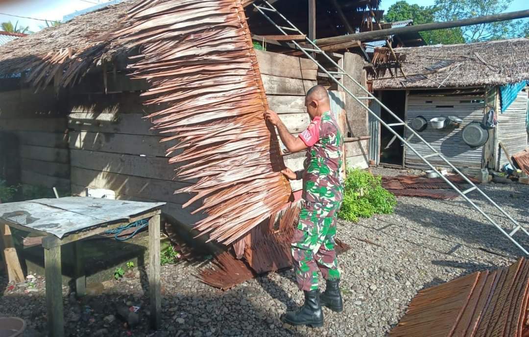 Selalu Hadir Di Masyarakat, Babinsa Koramil 1502-03/Tehoru Bantu Perbaiki Rumah Warga.