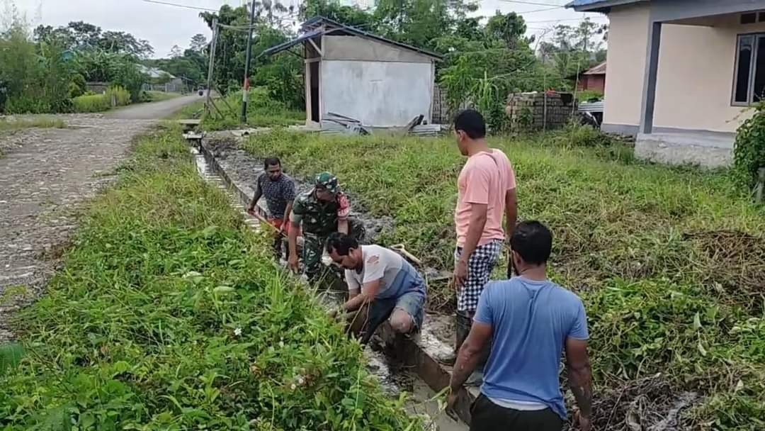 Babinsa Desa Wailola kerja bakti Bersama Masyarakat Bersihkan Selokan Air