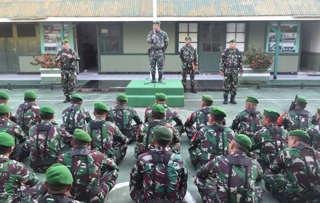 Usai Melaksanakan Upacara Bendera, Dandim 1501/Ternate Berikan Jam Komandan Pada Seluruh Anggotanya