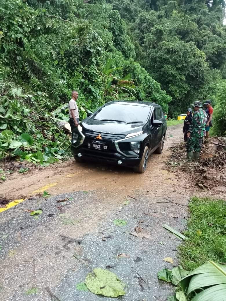 TNI Polri Untuk Masyarakat, Babinsa Dan Bhabinkamtibmas Bersihkan Jalan Akibat Longsor