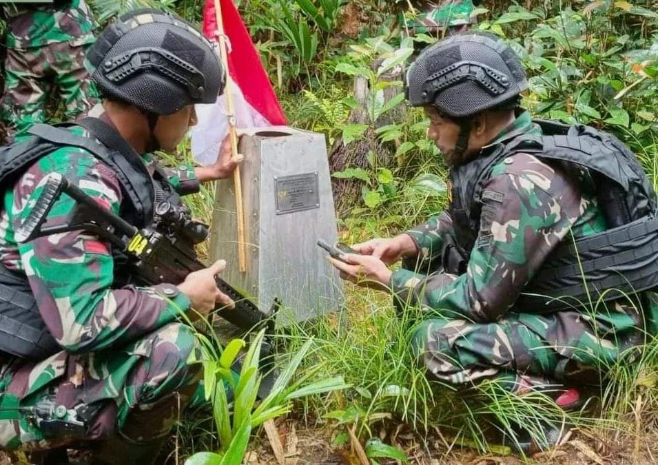 Meski Medan Sulit, Satgas Yonif 511/Dy Patroli Cek Patok Batas Negara Ri-Papua Nugini