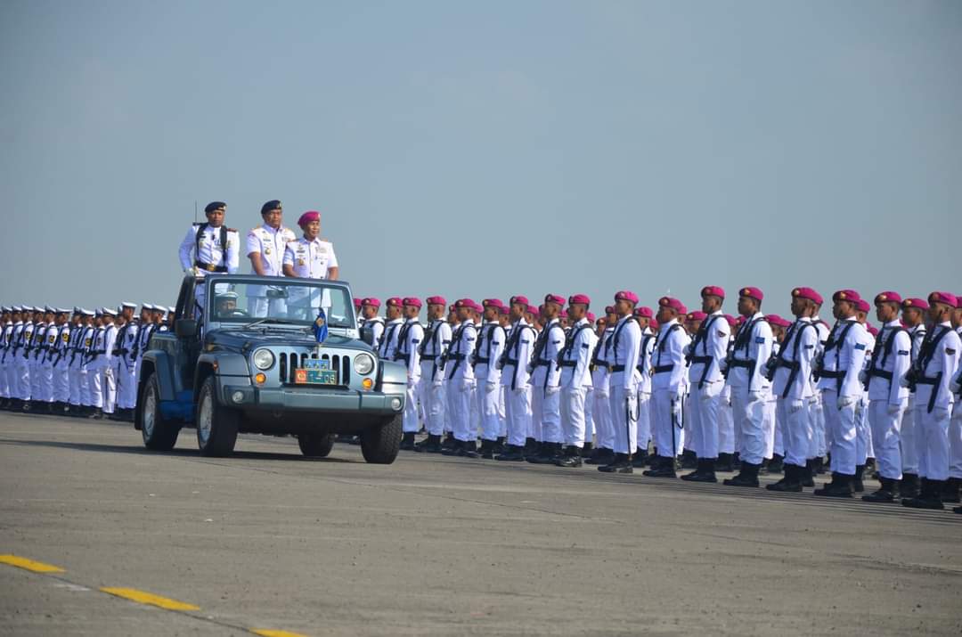 PRAJURIT YONIF 1 MARINIR IKUTI UPACARA HARI PENERBANGAN TNI AL KE-67 TAHUN 2023