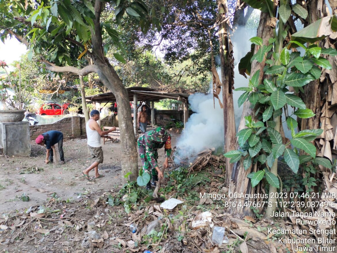 Kompak, Babinsa Koramil Srengat Bersama Warga Masyarakat Gelar Kerja Bakti Bersihkan Lingkungan