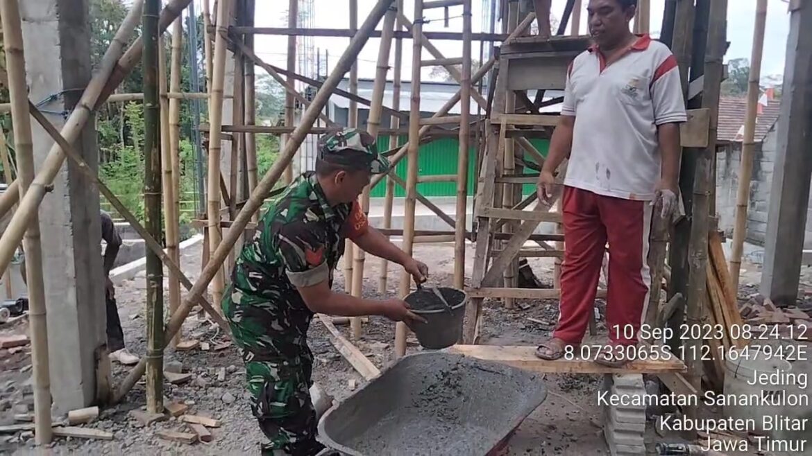 Kompak, Babinsa Koramil Sanankulon Bersama Warga Gelar Kerja Bakti Bangun Mushola