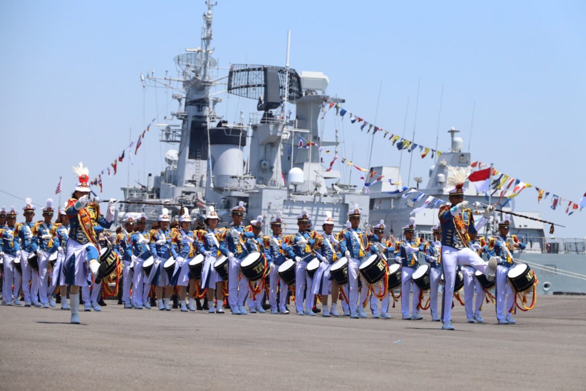 DANLANTAMAL IX HADIRI UPACARA PARADE DAN DEFILE HUT TNI AL KE-78 DI SURABAYA, JAYALAH DI LAUT TERUS MELAJU UNTUK INDONESIA MAJU