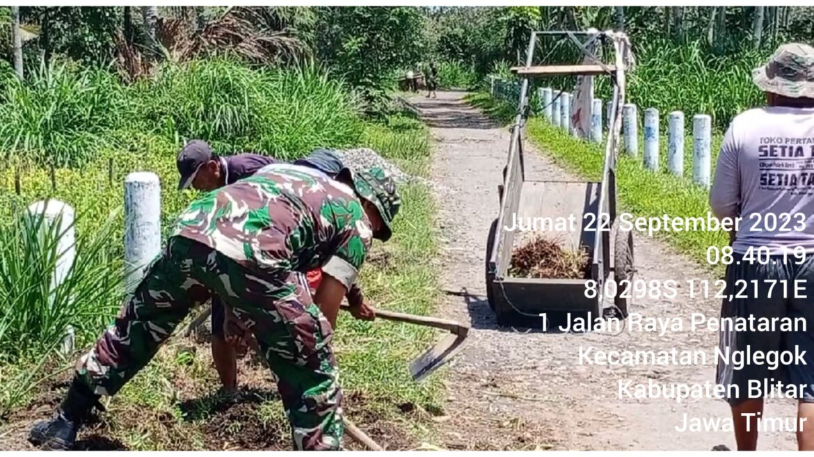 Jumat Bersih, Babinsa Koramil Nglegok Bersama Warga Masyarakat Bersihkan Lingkungan