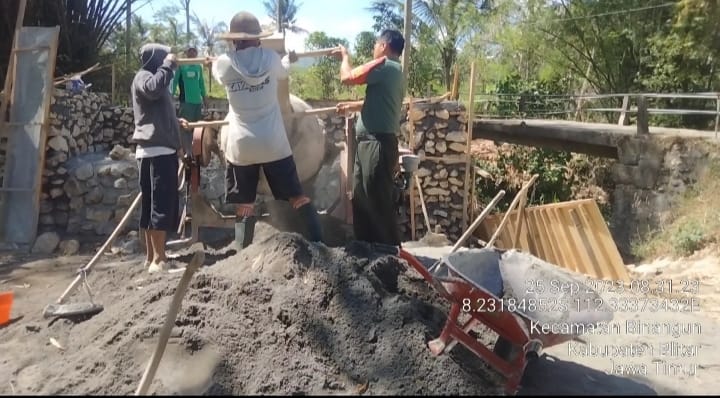 Berbaur Di Tengah Masyarakat, Babinsa Koramil Binangun Bantu Atasi Kesulitan Warga Di Wilayah Desa Binaannya