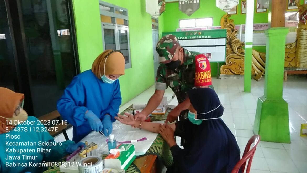 Peduli Kesehatan Warga Binaannya, Babinsa Pos Selopuro Dampingi Kegiatan Posyandu Lansia