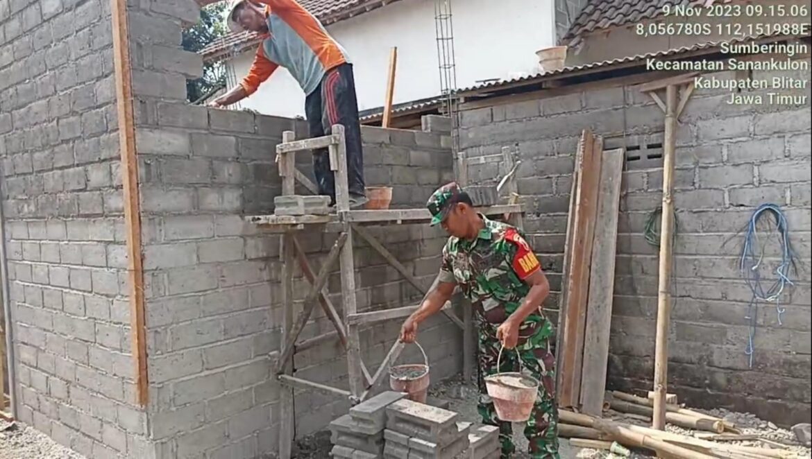 Wujud Kepedulian, Babinsa Koramil Sanankulon Bersama Warga Masyarakat Bantu Rehab Rumah Milik Bapak Karmono