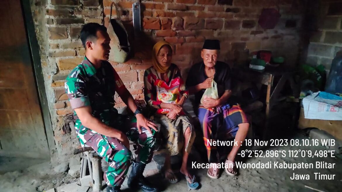 Bantu Warga Kurang Mampu, Anggota Koramil Wonodadi Laksanakan Kegiatan Babinsa Masuk Dapur