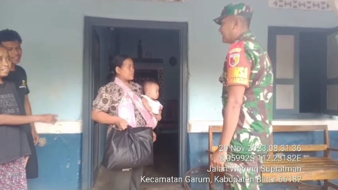 Wujud Kepedulian, Babinsa Koramil Garum Laksanakan Kegiatan Monitoring Dan Berikan Bantuan Tambahan Gizi Kepada Anak Penderita Stunting