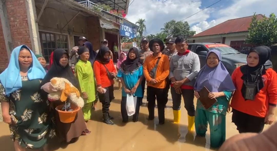 SETYA KITA PANCASILA JAMBI BERSAMA POLRES KERINCI MEMBERIKAN BANTUAN KEPADA KORBAN BENCANA ALAM BANJIR DI KERINCI