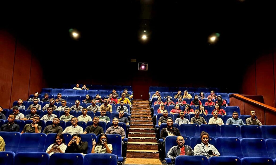 Keluarga Besar Lanud Pattimura Ambon Nonton Bareng di Ambon City Center XXI