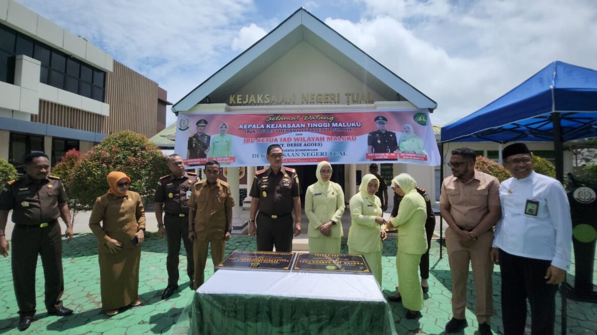 KAJATI MALUKU MERESMIKAN GEDUNG PENUNJANG KANTOR KEJARI TUAL DAN GEDUNG IAD DAERAH TUAL.