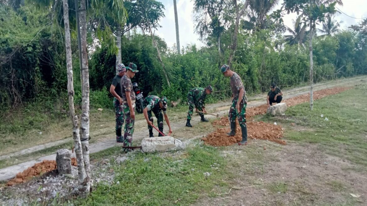 Jelang Pembukaan TMMD Ke-119 Tahun 2024, Anggota Kodim 0808/Blitar Gelar Gotong Royong Bersihkan Tempat Kegiatan