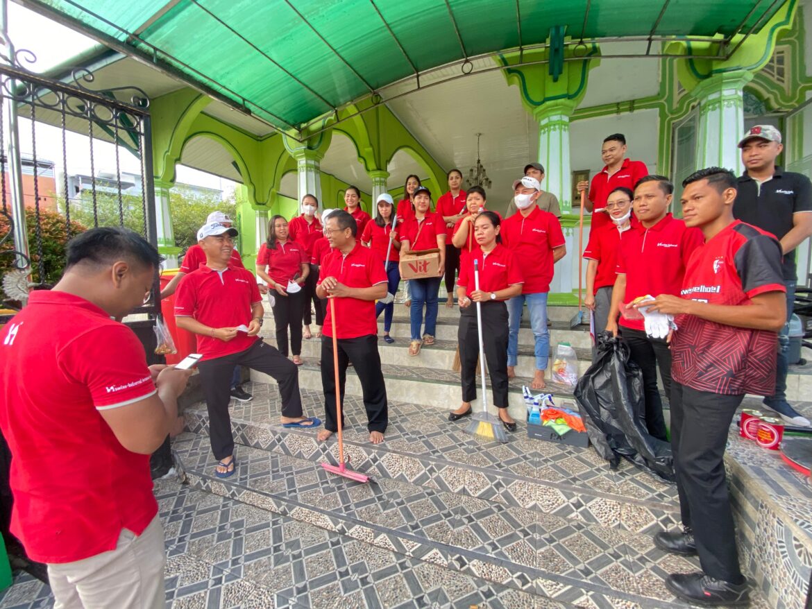 Swiss-Belhotel Ambon bersih-bersih Masjid Jame, Kota Ambon