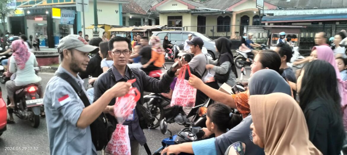 Ramadhan Berbagi, PJS Bangka Selatan Sebarkan 500 Takjil ke Masyarakat