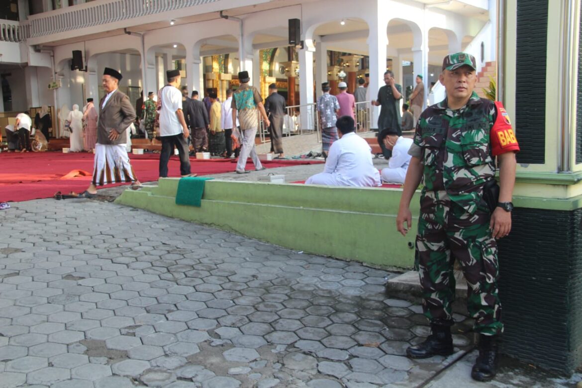 Anggota Kodim 0808/Blitar, Laksanakan Pengamanan Salat Idul Fitri 1445 H