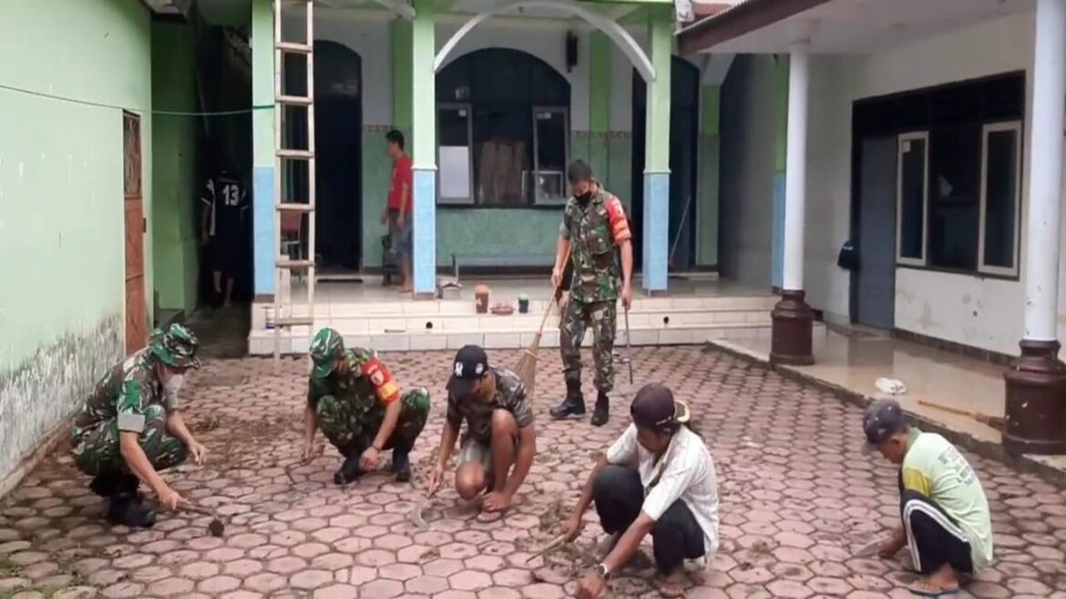 Kompak, Anggota Koramil 0808/21 Selorejo Bersama Warga Gelar Pembersihan Lingkungan