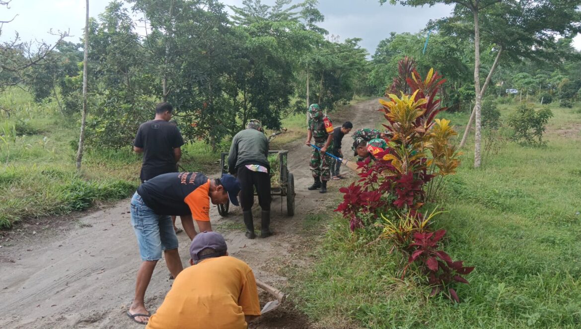 Ciptakan Lingkungan Bersih dan Sehat, Koramil 0808/02 Garum Kerja Bakti Bersama Warga