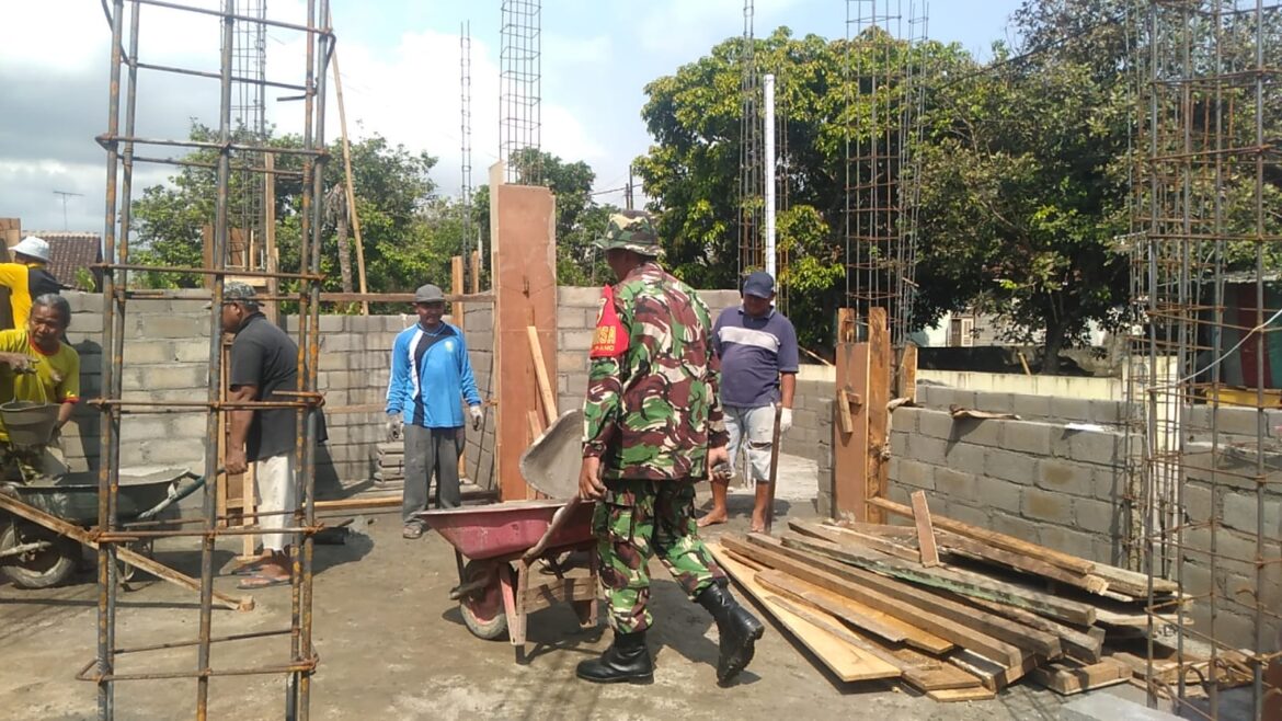 Wujudkan Rumah Layak Huni, Babinsa Koramil 0808/09 Sutojayan Bantu Bangun Rumah Warga Binaannya