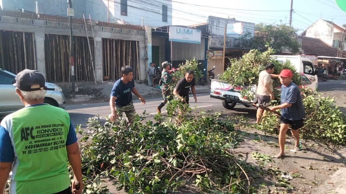 Wujud Kekompakan, Anggota Koramil 0808/10 Kademangan Laksanakan Kerja Bakti Bersama Warga