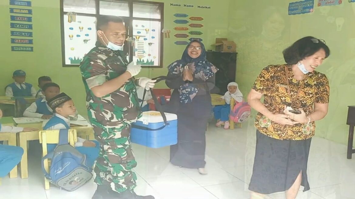 Peduli Kesehatan Anak, Babinsa Koramil 0808/18 Panggungrejo Dampingi Kegiatan Imunisasi Polio Di TK Hidayah