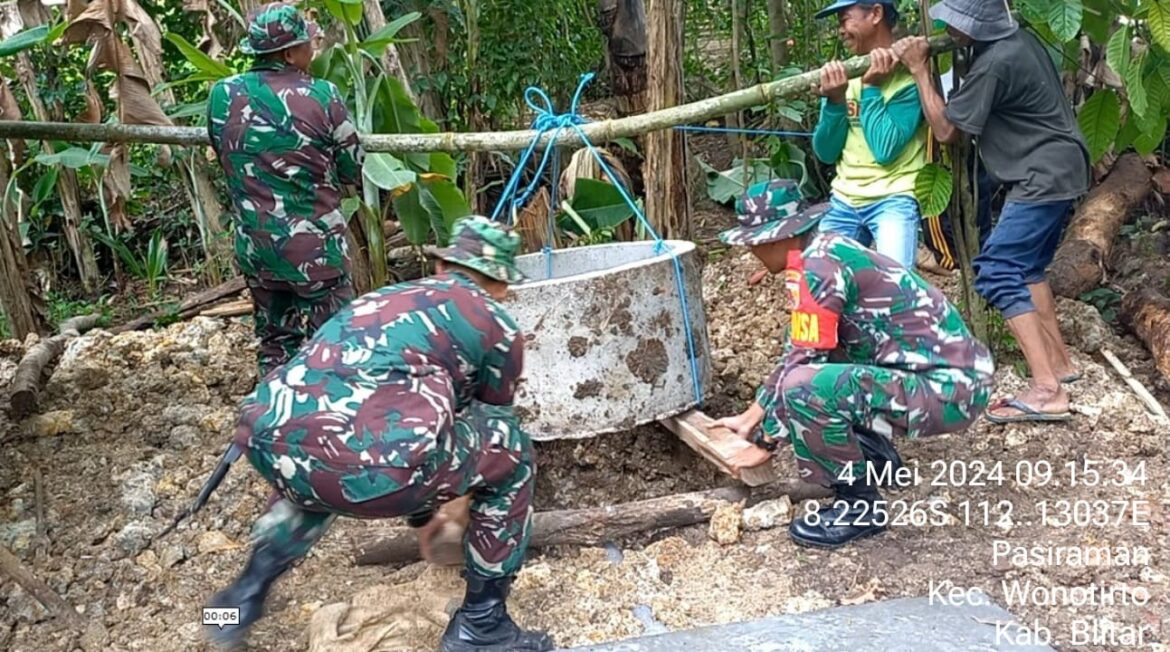 Wujud Kepedulian, Anggota Pos Ramil Wonotirto Bantu Bangun Jamban Warga Binaannya