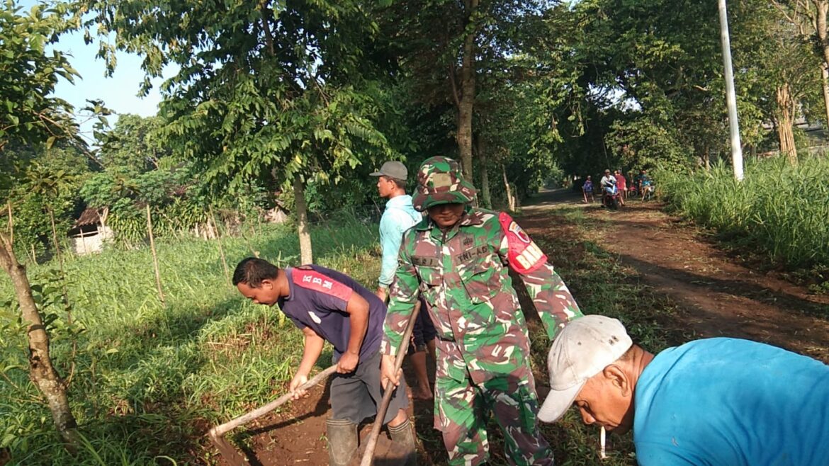 Kompak, Sertu Tri Rosadi Bersama Warga Bersihkan Lingkungan Akses Jalan Menuju Persawahan