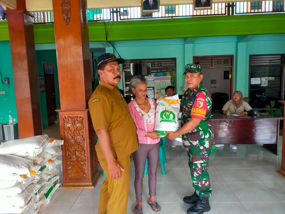 Pastikan Lancar, Serka Abdul Salam Dampingi Penyaluran Bantuan Pangan Cadangan Beras Pemerintah