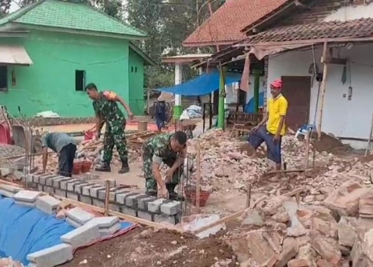 Kerja Bakti Bersama Babinsa Dengan Warga Selorejo Membantu Pembangunan Rumah Warga