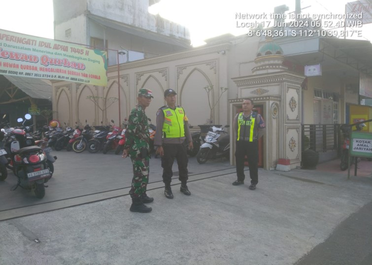 Berikan Rasa Aman, Anggota Kodim 0808 Bersama Personel Polri, Laksanakan Pengamanan Sholat Idul Adha 1445 H