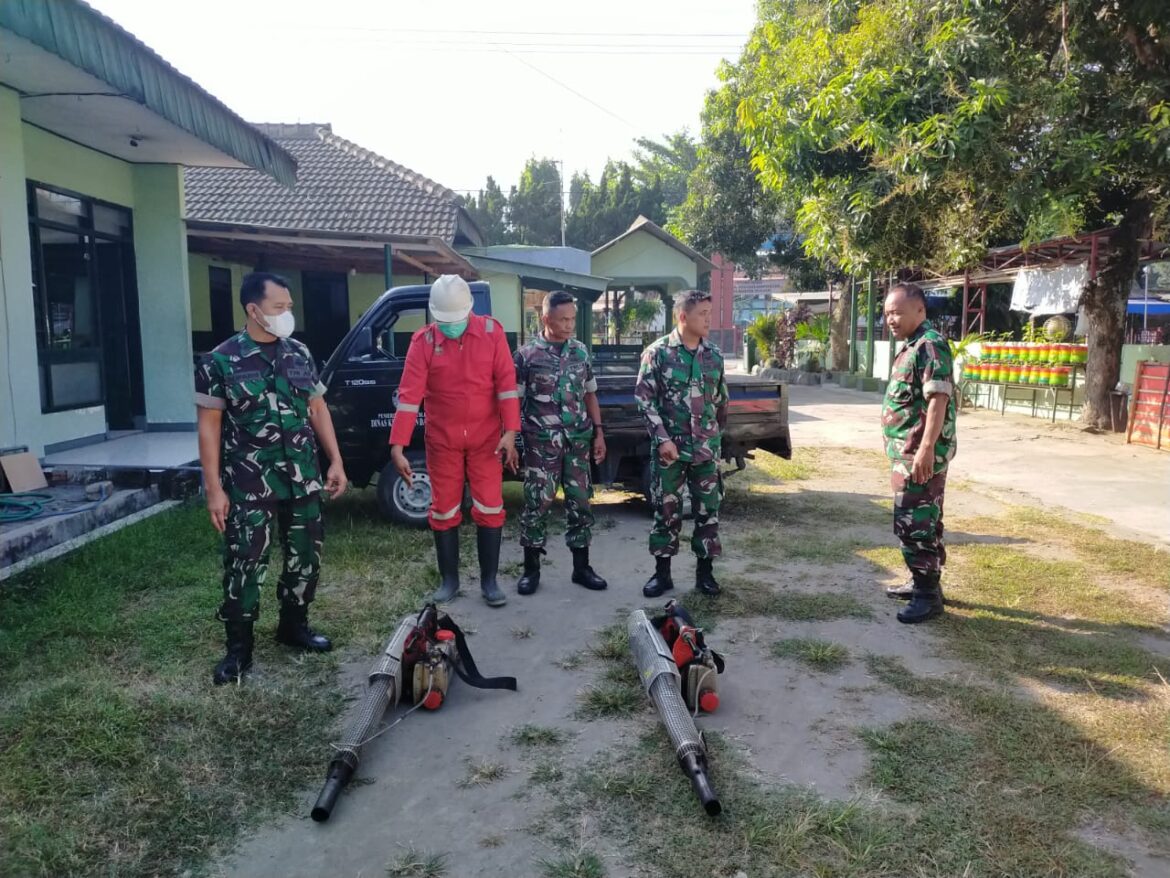 Basmi Sarang Nyamuk, Babinsa Koramil 0808/20 Sananwetan Dampingi Kegiatan Fogging