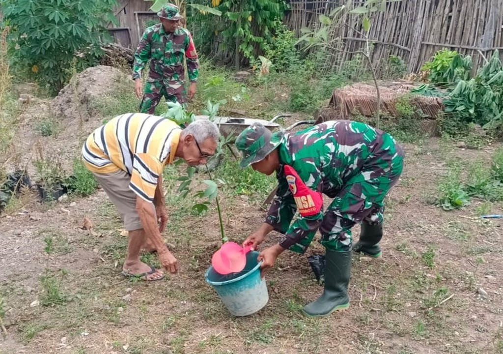 Peduli Kelestarian Alam, Babinsa Pos Wonotirto Bersama Warga Laksanakan Penanaman Pohon