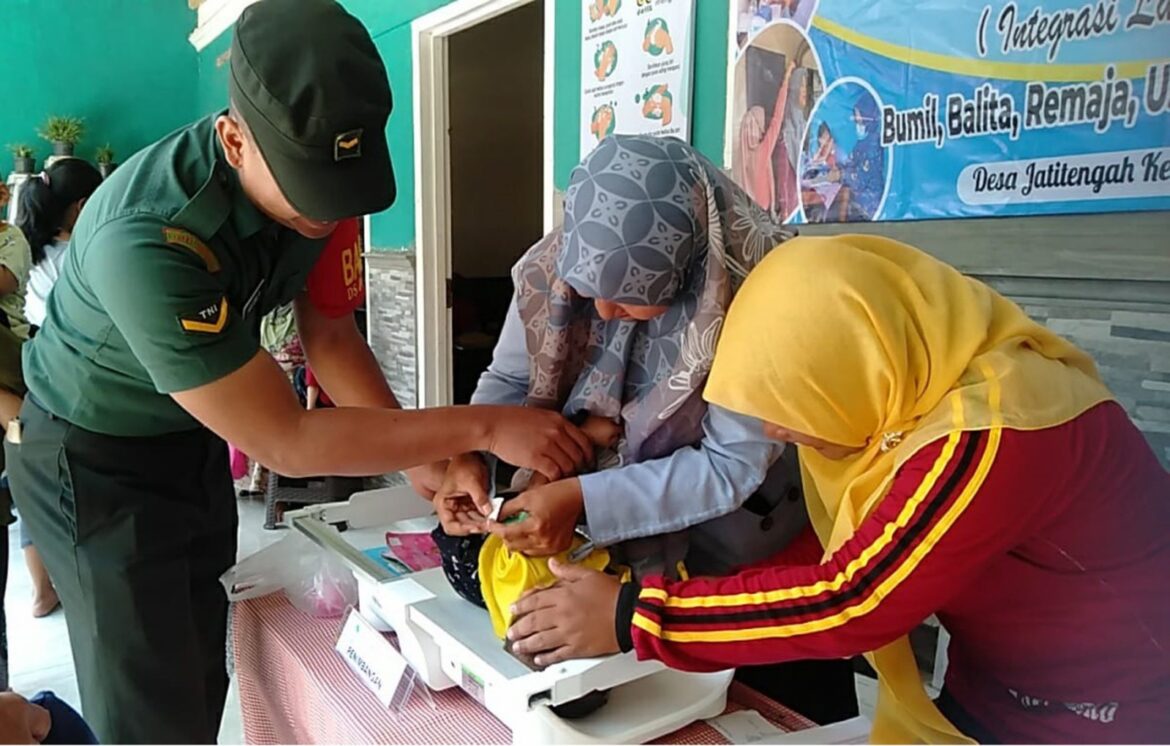 Aksi Nyata, Serda Agis Eka Bersama Kader Posyandu Dampingi Posyandu Balita