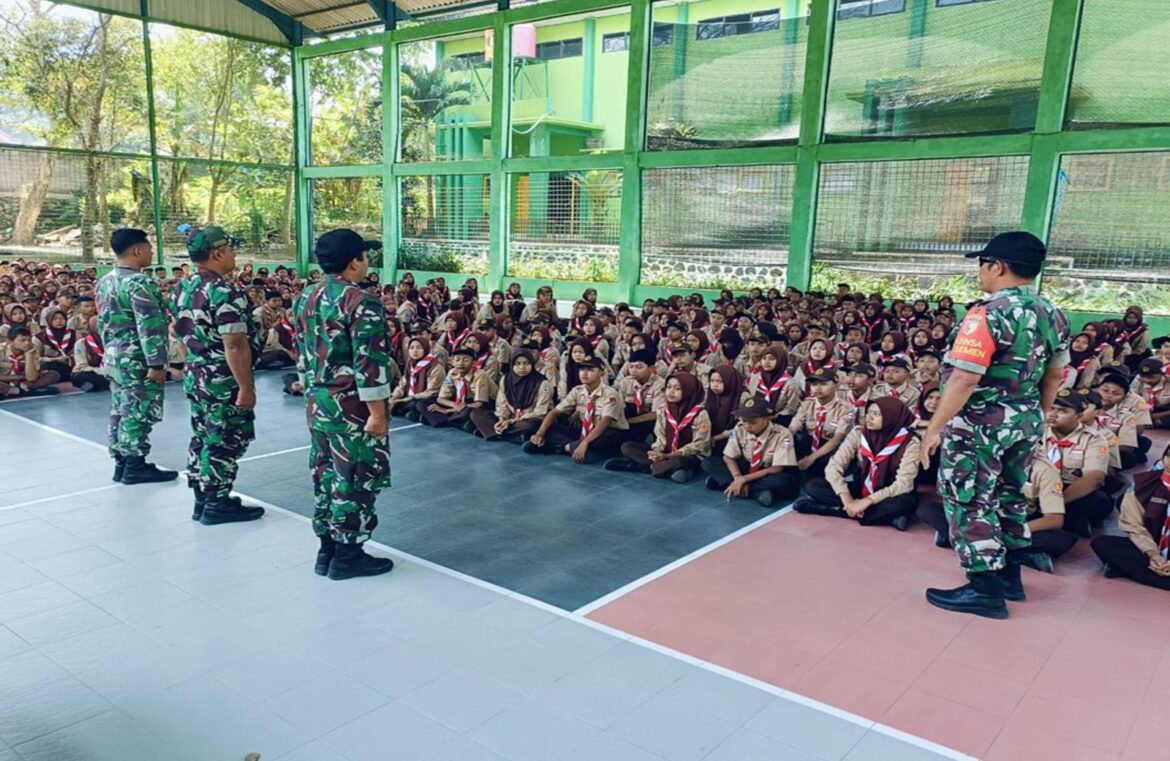 Peraturan Baris Berbaris Oleh Babinsa Mewarnai MPLS Di Gandusari