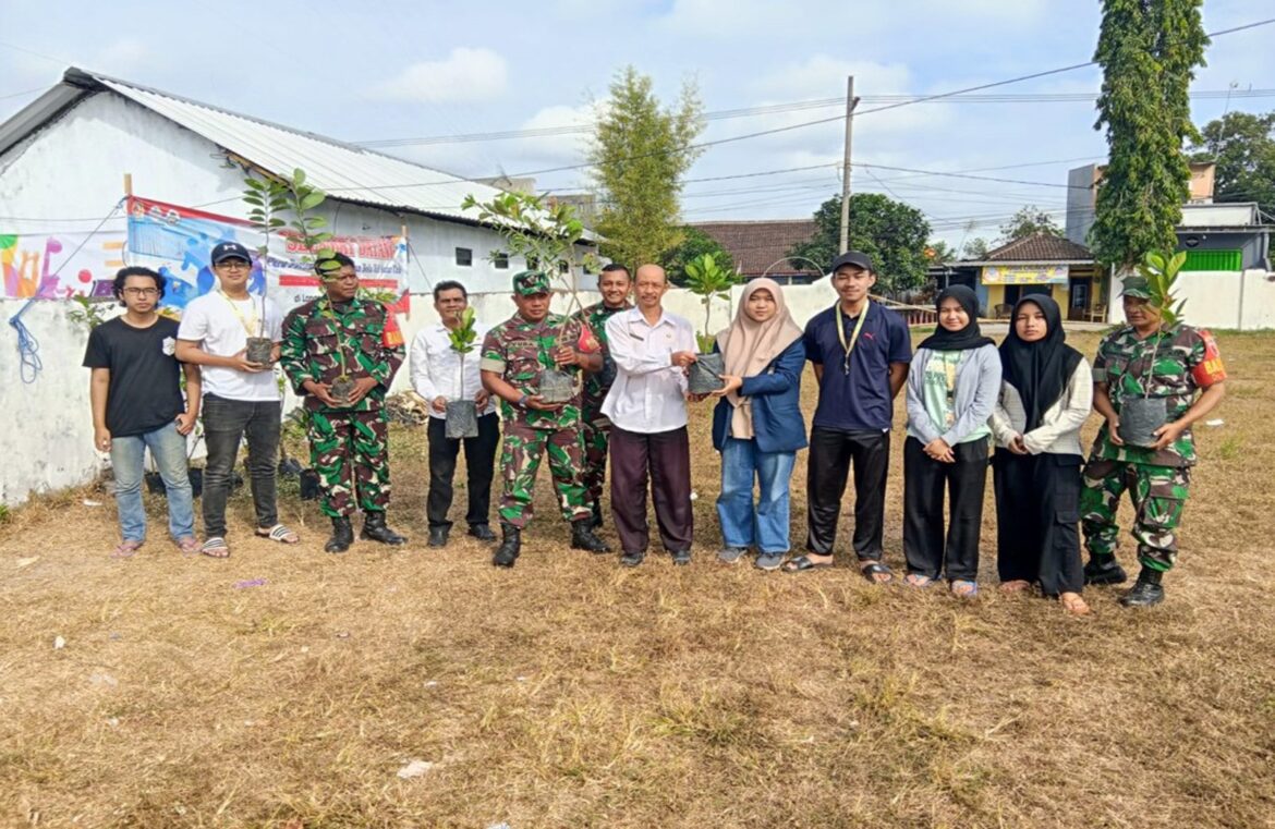 Lestarikan Alam, Babinsa Koramil Garum Laksanakan Penghijauan