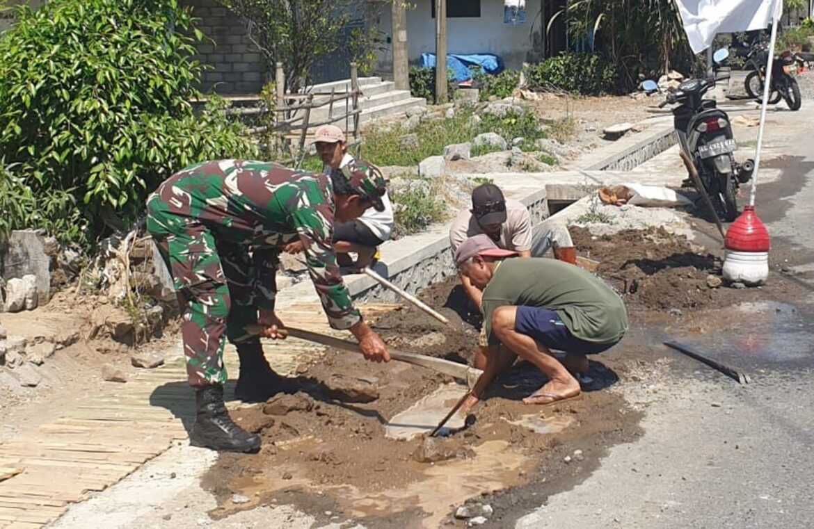 Peduli Kebutuhan Masyarakat, Serka Redi Bersama Warga Tegalasri Gotong Royong Perbaiki Pipa Saluran Air Bersih