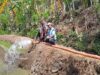 Dukung Program Pompanisasi, Serda Dharlis Bantu Petani Mengairi Sawah