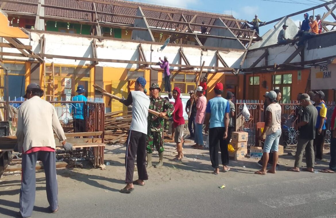 Babinsa Koramil Sanankulon Dan Warga Kalipucung, Gotong Royong Renovasi MI Roudhotul Mutaalimin