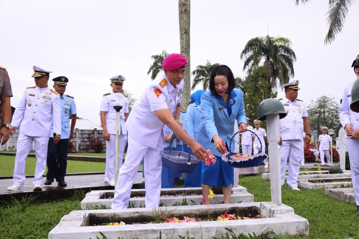 Menjelang Hari Jadi Ke-79 TNI AL Tahun 2024 Danlantamal IX laksanakan Ziarah Rombongan