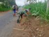 Kompak, Serka Romadhon Bersama Warga Jambepawon Kerja Bakti Bersihkan Lingkungan