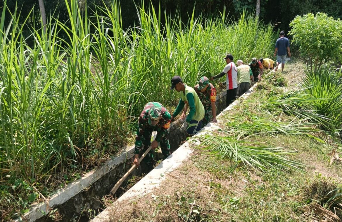 Babinsa Koramil 0808/02 Garum Bersama Warga Kelurahan Sumberdiren, Kerja Bakti Membersihkan Parit