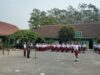 Babinsa Kelurahan Srengat, Memimpin Upacara Bendera di UPT SD Negeri Srengat 1