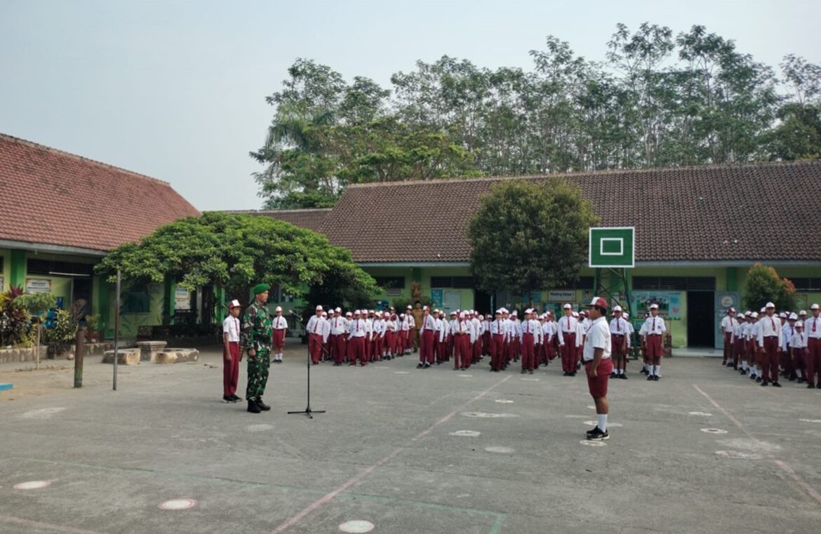 Babinsa Kelurahan Srengat, Memimpin Upacara Bendera di UPT SD Negeri Srengat 1