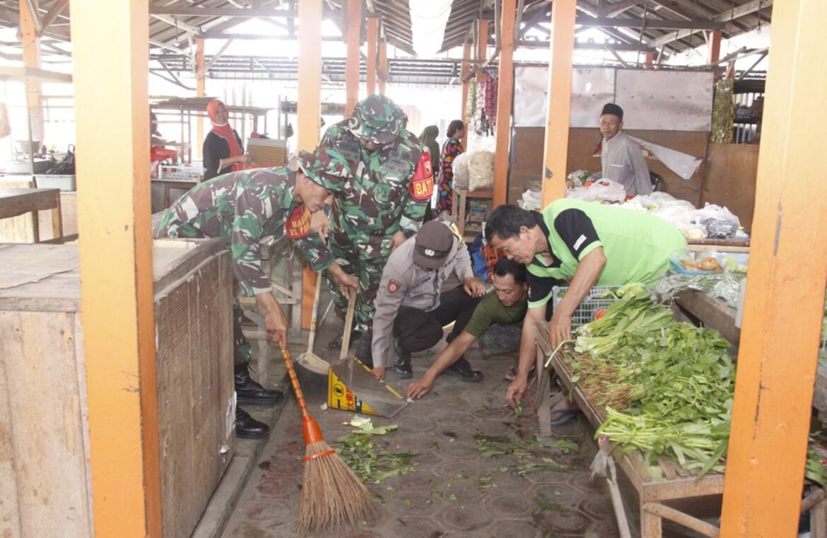 Kegiatan Karya Bakti Pembersihan Pasar Templek Sambut HUT KE-79 TNI di Desa Karanggayam