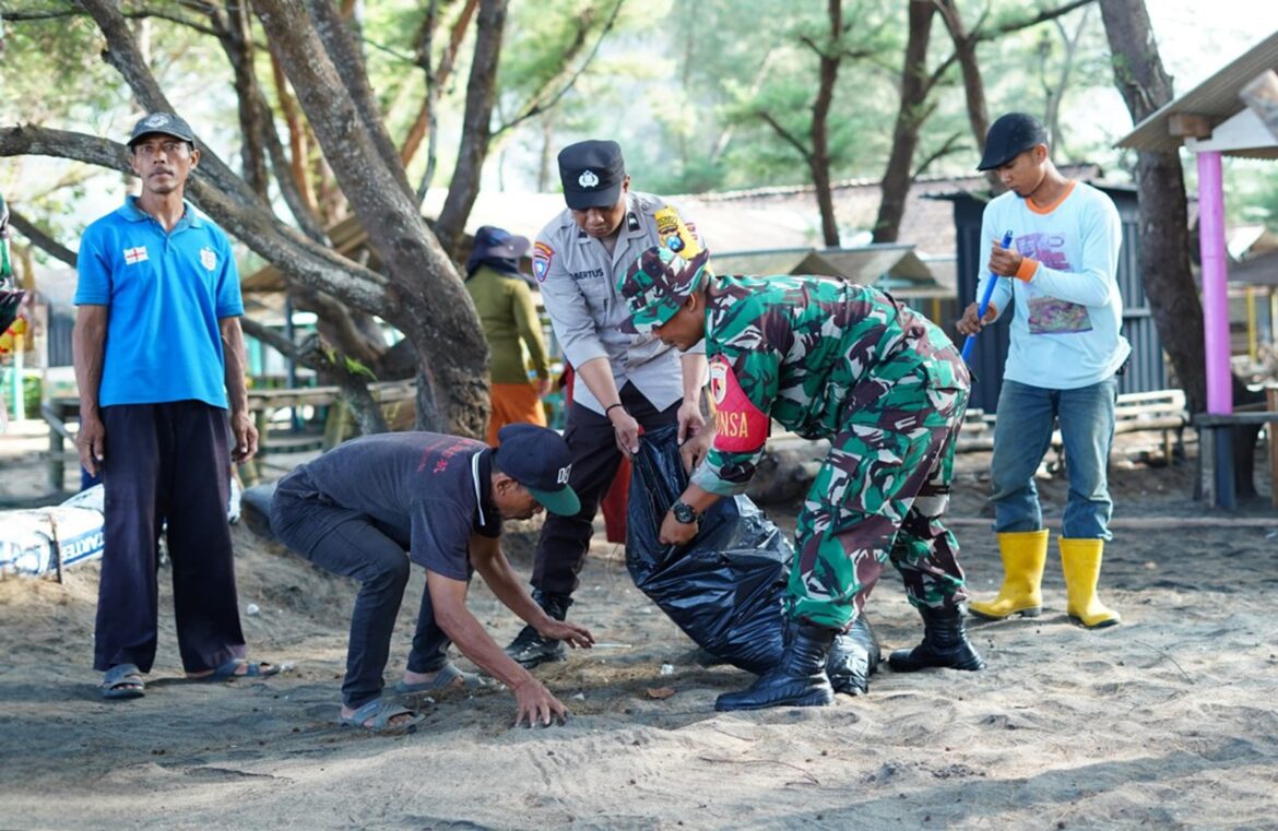 Gotong Royong Dan Karya Bhakti Tni Beserta Masyarakat Pantai Serang Dalam Hut Tni Ke-79 Di Blitar